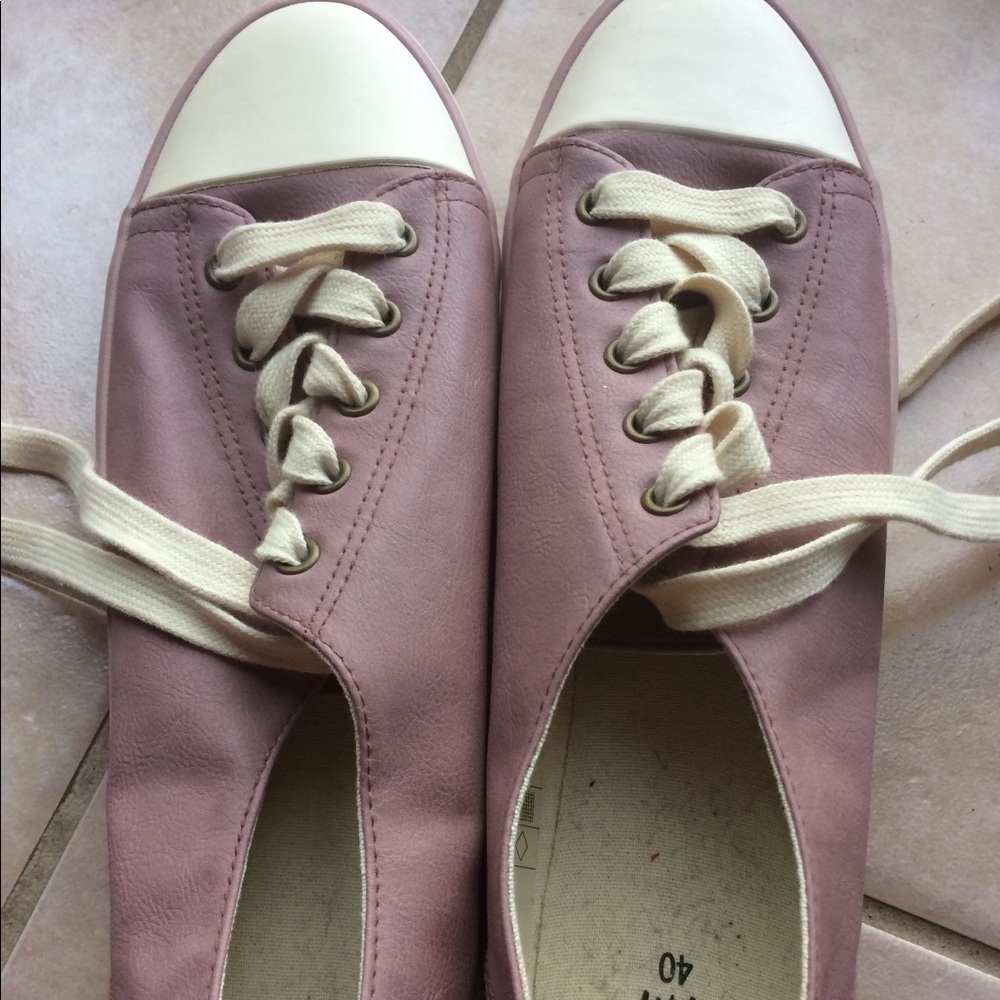 Sneakers - Picture 2 of 4